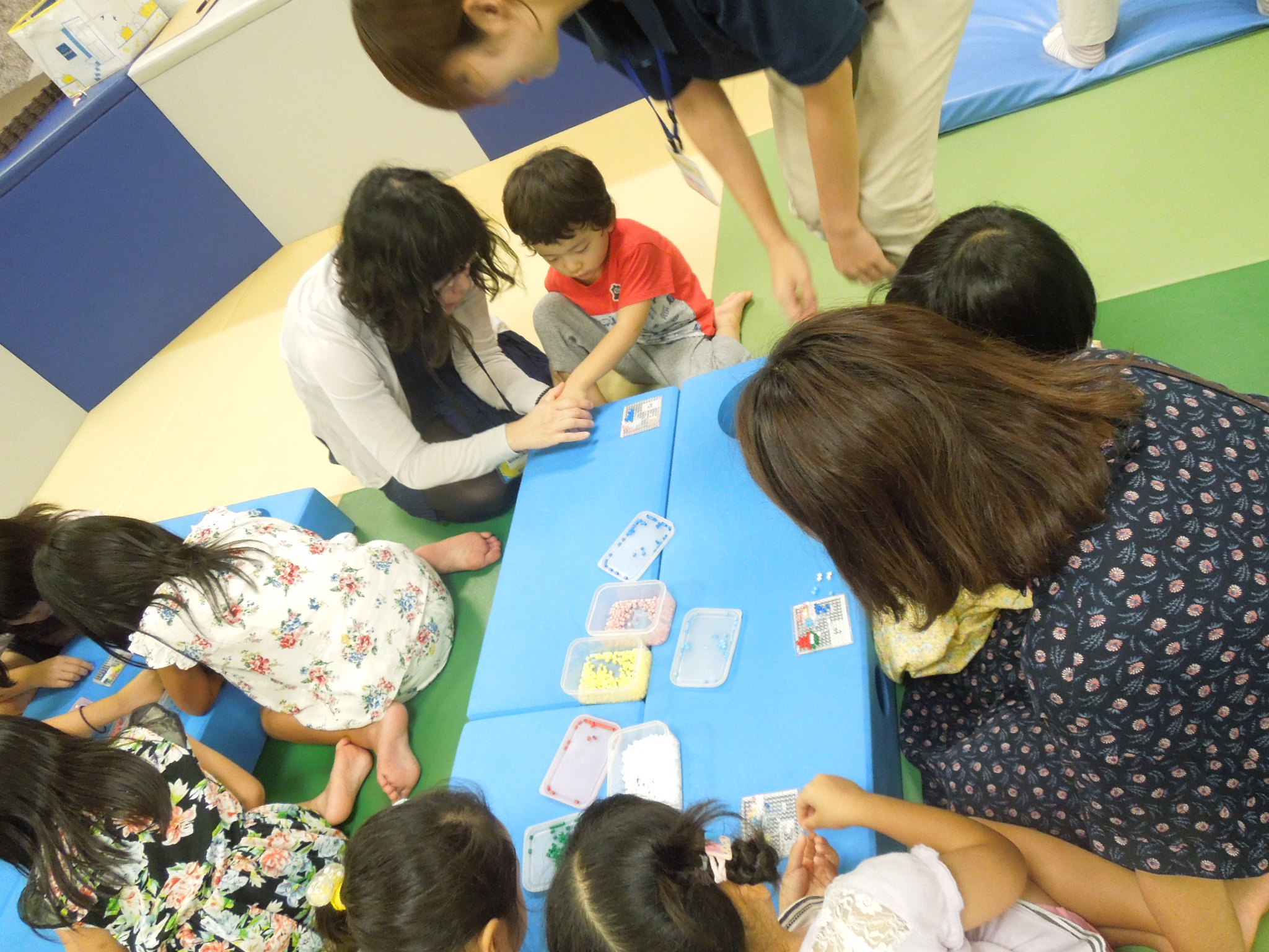 「アイロンビーズで夏の思い出フォトスタンドづくり」ご報告