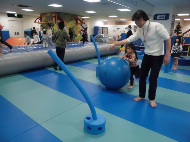 パパとあそぼう「障害物大玉転がし」