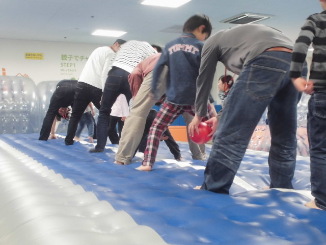 パパとあそぼう「ボール運びリレー」