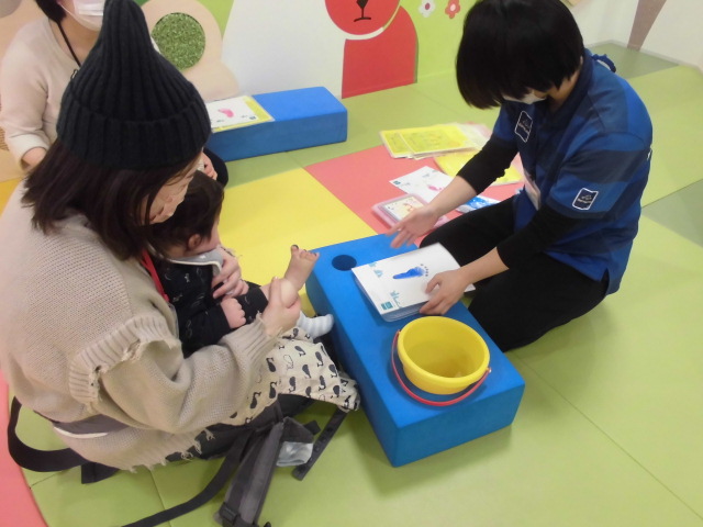 赤ちゃんの成長を記録！足形カードづくり