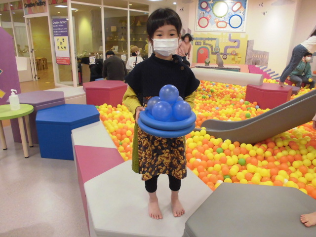 ボールプールの中には・・・