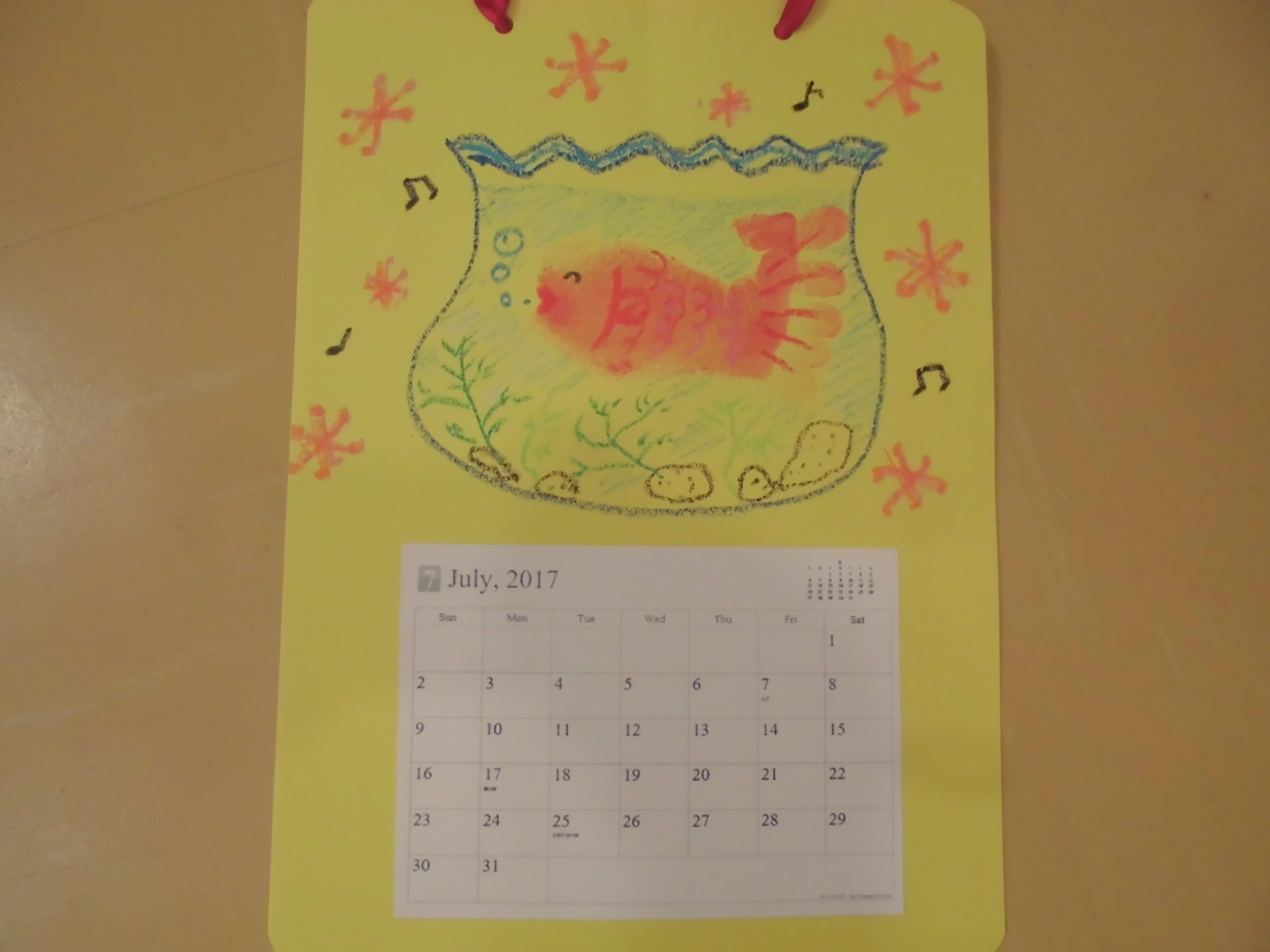 ☆足形で7月のカレンダーづくり☆