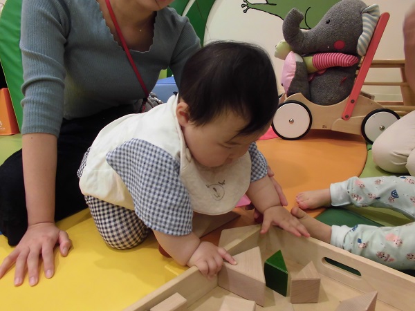 ☆あそびのお話　はじめての積み木あそび☆