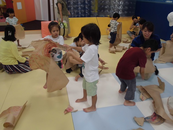 ☆キドキドで夏の暑さをふきとばそう！～パラシュート遊び～☆