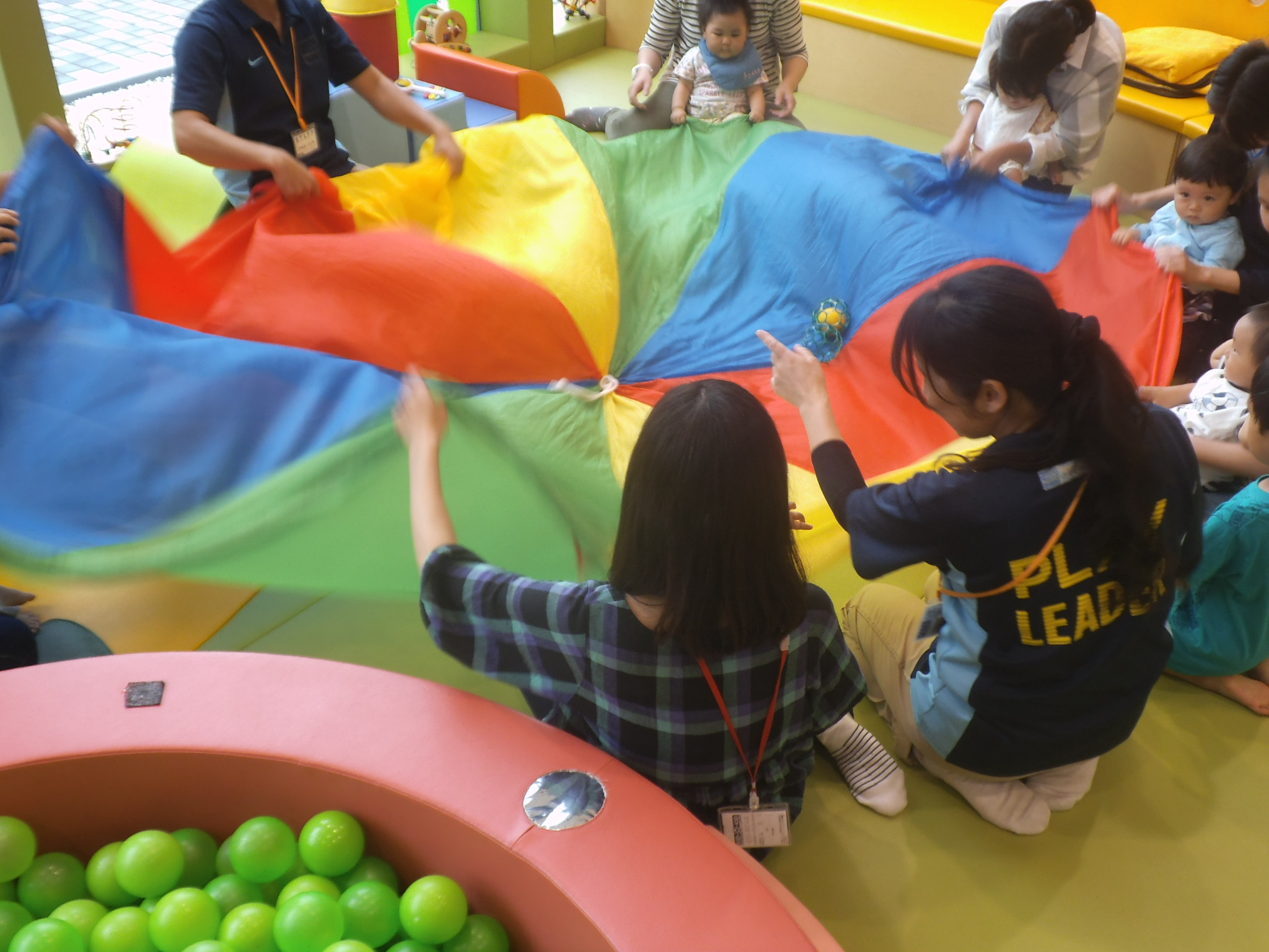 赤ちゃんの日「パラシュートあそび」