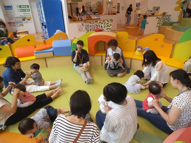 赤ちゃんの日「パラシュートあそび」