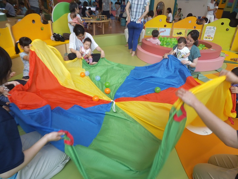 赤ちゃんの日「パラシュートあそび」