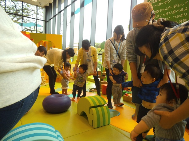 赤ちゃんの日「からだあそび」