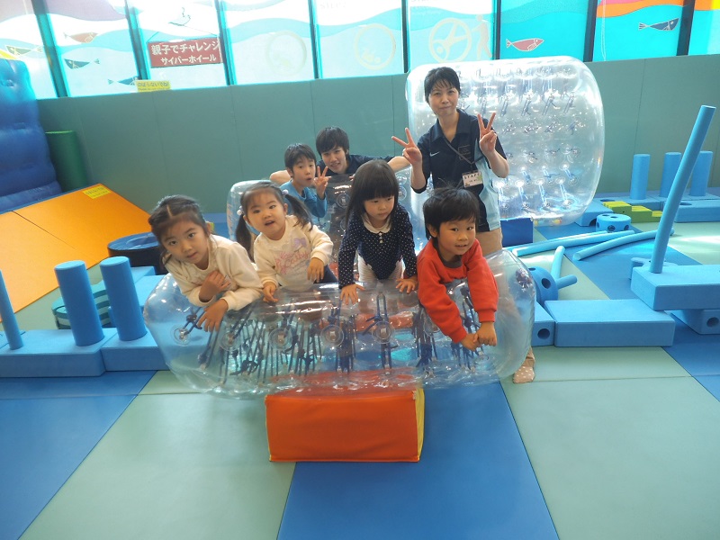 からだより大きなブロックでつくる『青の街』