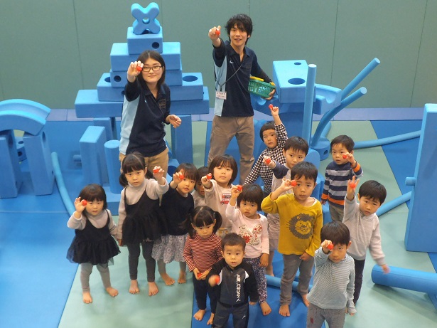 からだより大きなブロックでつくる『青の街』