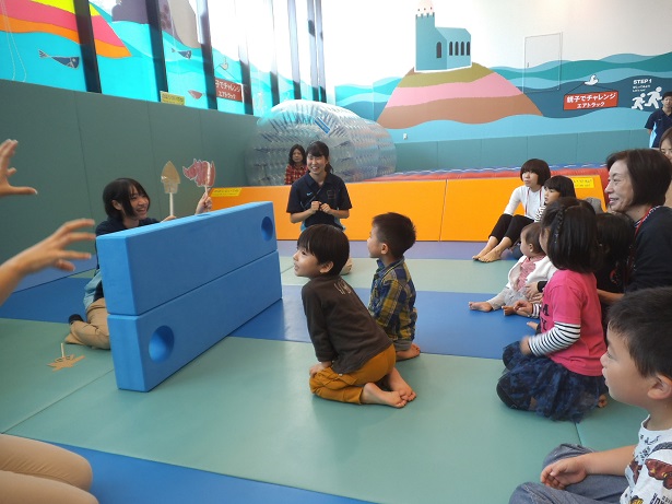 からだより大きなブロックでつくる「青の街」