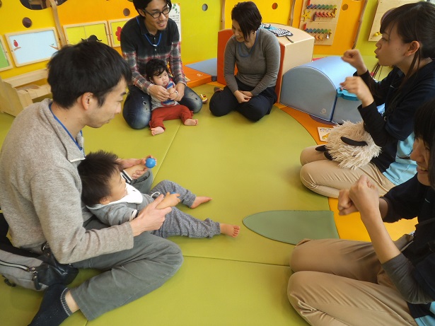 赤ちゃんの日「からだあそび」