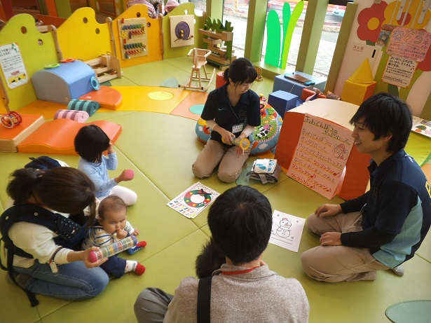 赤ちゃんの日「手形あそび」