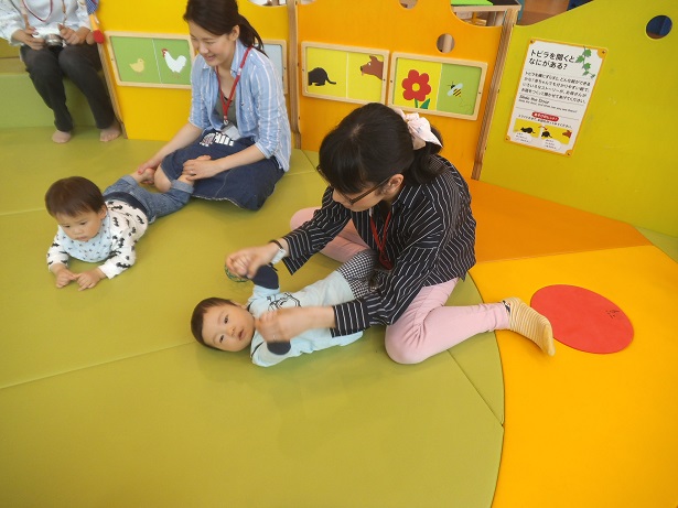 赤ちゃんの日『パラシュートあそび』